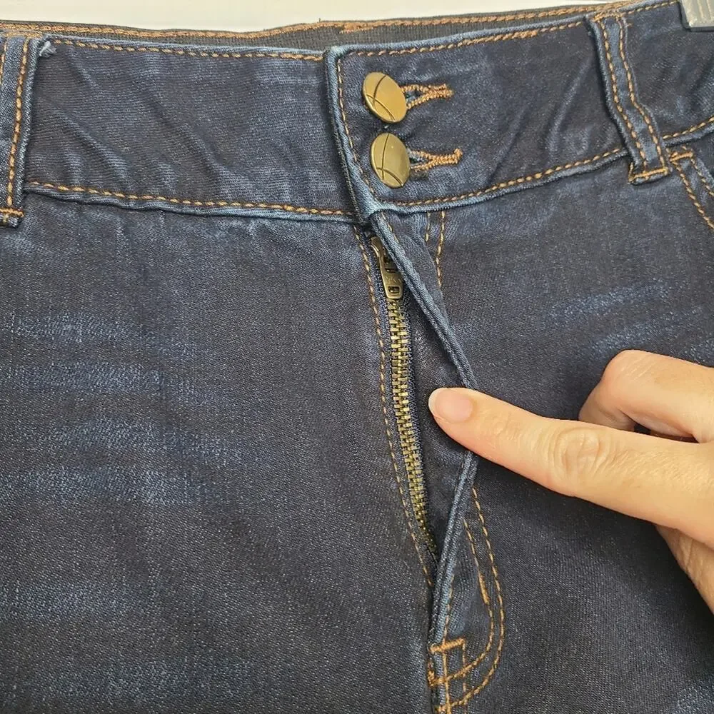 Lane Bryant Dark Wash Blue Denim Bermudas Raw Hem Cutoff Straight Fit Jeans 18 - Picture 2 of 12